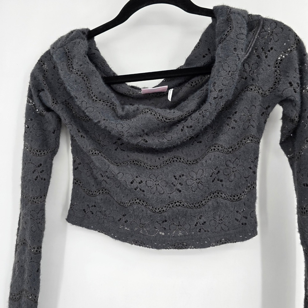 Out From Under Urban Outfitters Gray Lace Cowl Neck Long Sleeve Crop Top Small - Picture 3 of 9